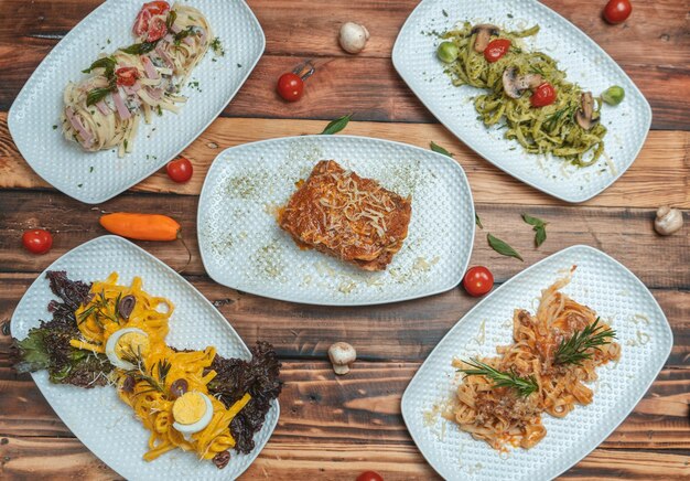 Тарелки с разными блюдами